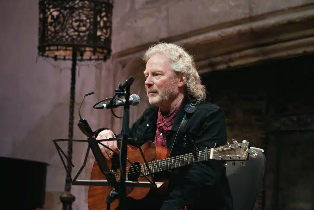 Reg Meuross playing guitar